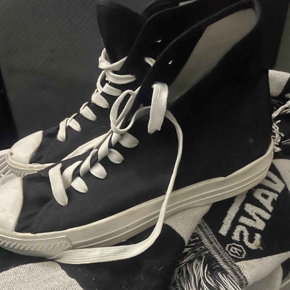 Calpia men size 9. Black and White High-Top Sneakers authentic CA inmate shoes